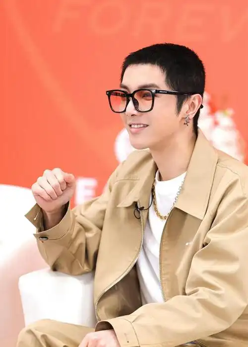 华晨宇最新寸头自拍太酷了炫酷新发型空降施洛华眼镜直播间