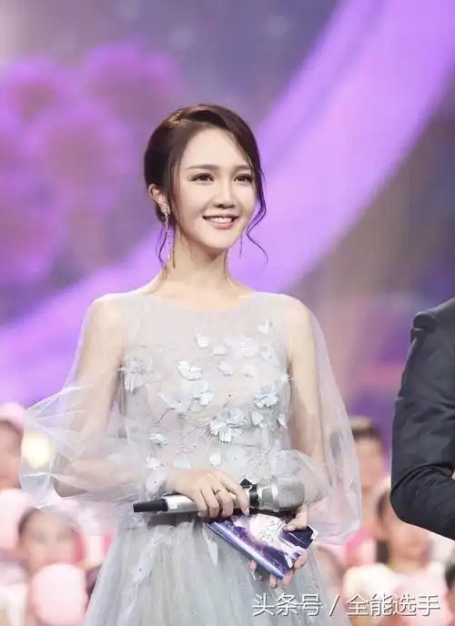 昨晚湖南台元宵喜乐会上靳梦佳搭档"村长",台风超棒!