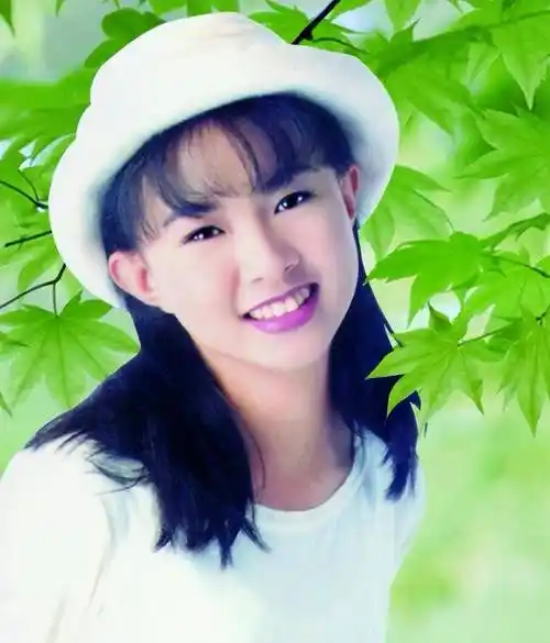 41岁卓依婷久违演出,表情痛苦,身材发福,是多少人回不去的童年_歌曲