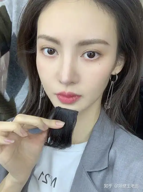 金晨的鼻子至少调整过两次,容我给大家分析分析.