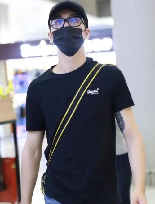 许魏洲妻子身份成谜被扒秘密交往超4年疑为女方写歌刻纹身