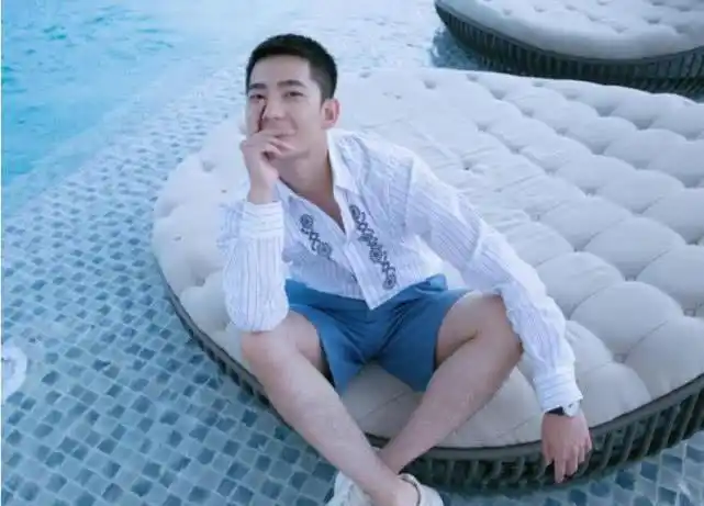 杨洋大晒女友视角照片寸头太过霸气却被双腿腿毛实力抢镜