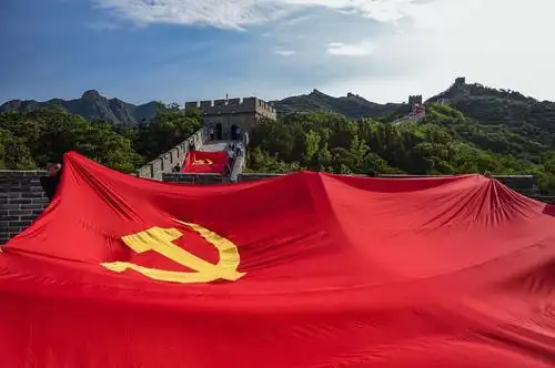 首都职工绣制完成十面巨幅党旗亮相八达岭长城