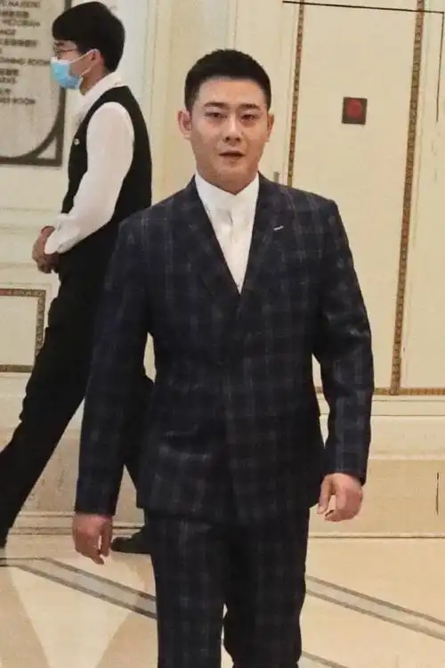 德云男团录制节目,栾云平穿蓝色格子西装出镜,真是"霸道总裁"