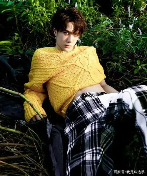 王一博杂志挑战"雀斑妆",穿着宽松裤露出腹部肌肉