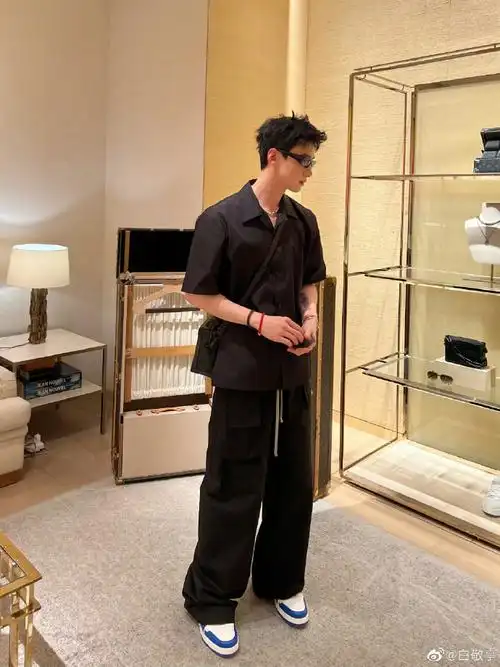 白敬亭对镜随拍##白敬亭黄t洞洞鞋造型