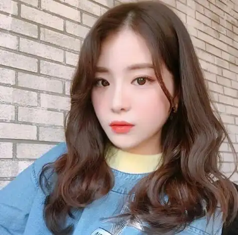 起来显老,也不会多幼稚,看这位梳偏分栗色波浪卷中长发的小瓜子脸女生