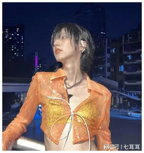 华晨宇女友大胆亮相露胸伤痕抢眼黄发个性十足