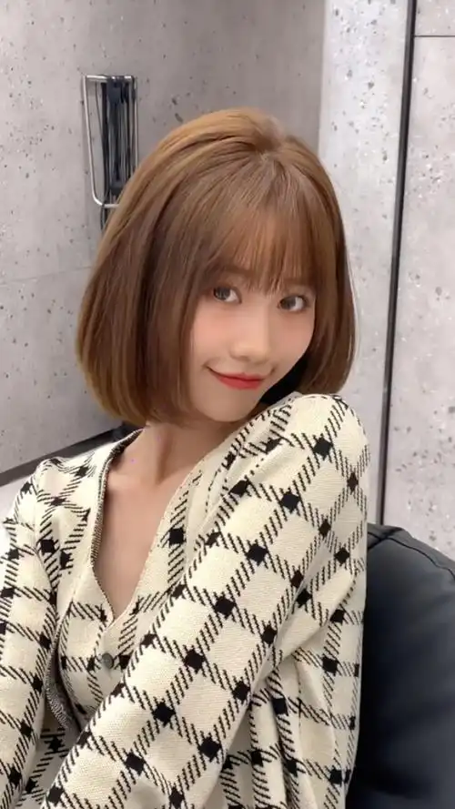 2021最火初恋发型 减龄短发发型 这款初恋发型最大亮点 是搭配的眉上