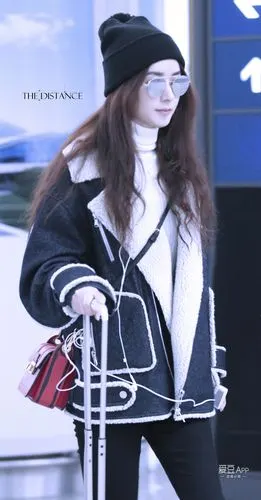 [赵丽颖][新闻]170114 赵丽颖机场街拍冷艳个性 网友盛赞品味越来越好
