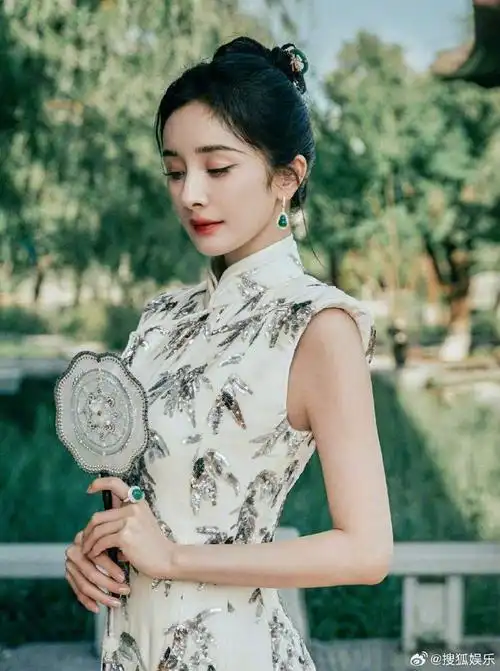 杨幂一袭m essential 特别定制密竹刺绣旗袍造型,将东方气韵的美艺构