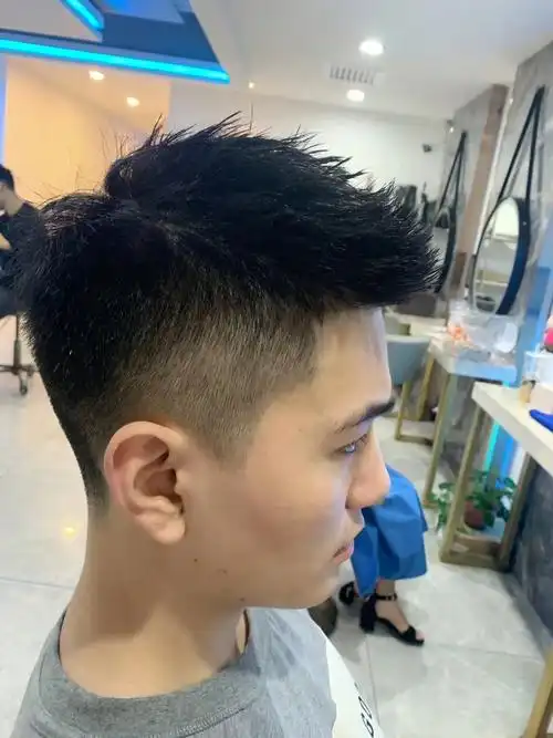 小飞机头所有男生都适合的发型