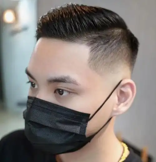 穿西装的男士赶紧来剪个新发型吧,这款短发超有型,露出额头,彰显男神