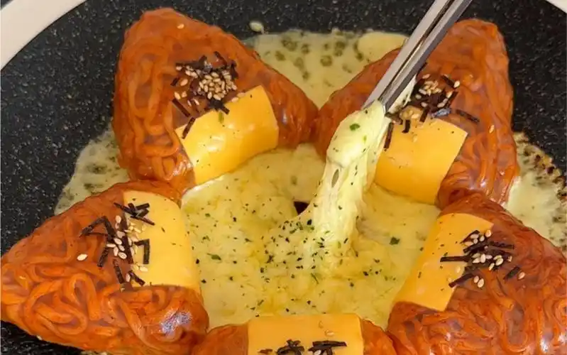 芝士春卷火鸡面! | 巨巨巨好吃