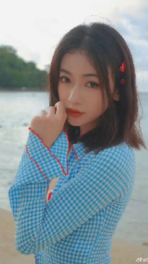 吴谨言,难得一见的泳装照,小鸟依人的身材