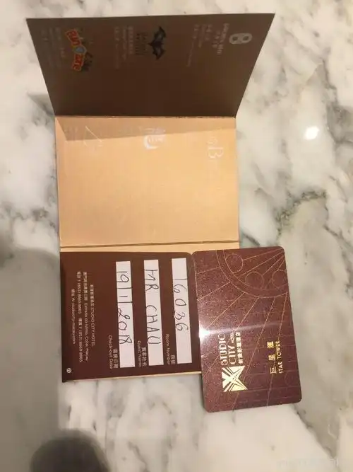 附件照片是飞猪提供的房卡房的照片,里面登记人不是我的名字,而且