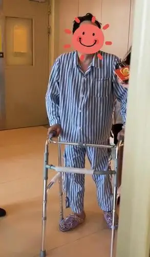 五旬大伯"骨骼清奇",膝盖竟能往后翻折90度!