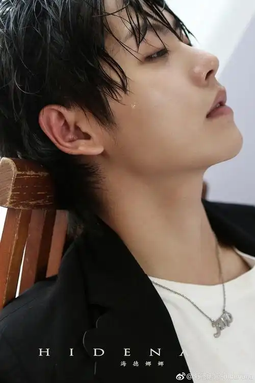 肖宇梁2018三套写真最爱的白t恤湿漉漉的头发像头小鹿