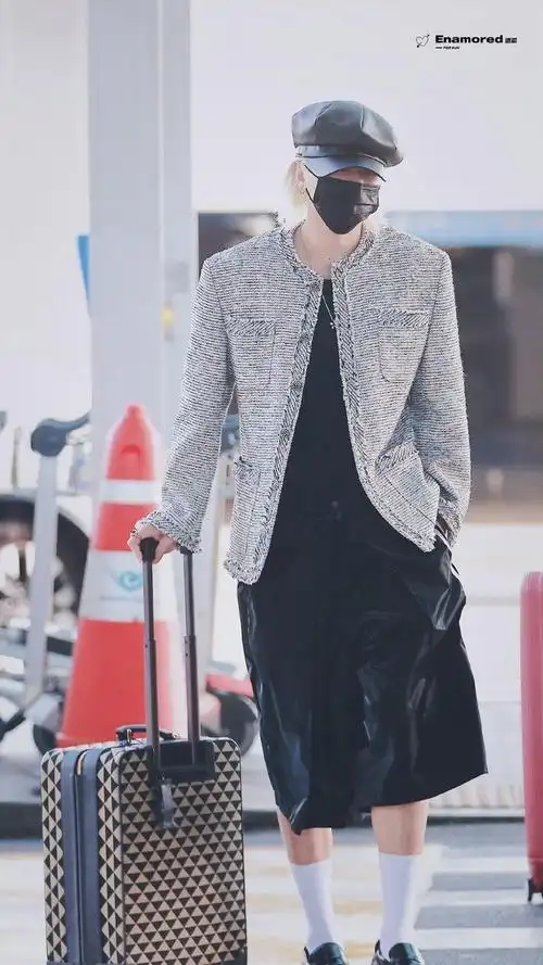 蔡徐坤机场饭拍,金发小香风造型帅气十足