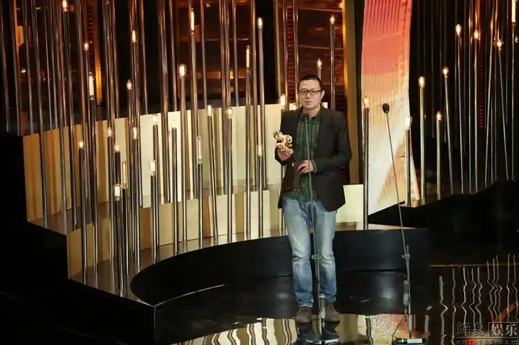 推拿曾剑获奖动情拥吻梅婷