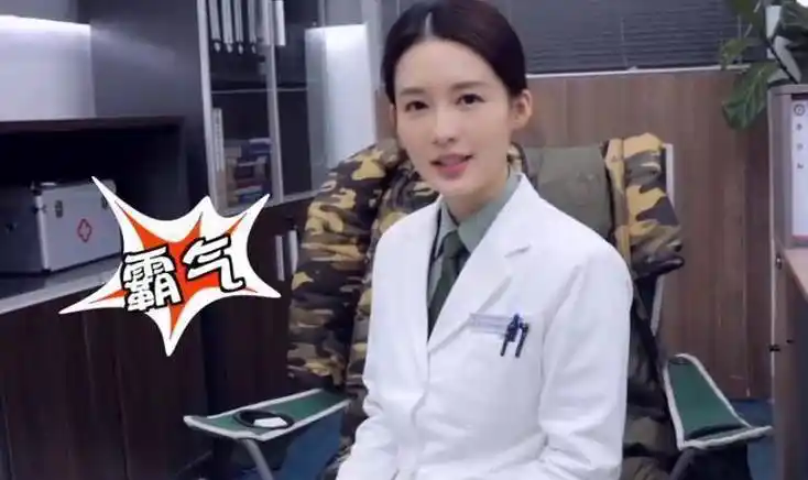 李沁饰军医又美又飒,隔着屏幕都让人心动_电视剧_军装_演技