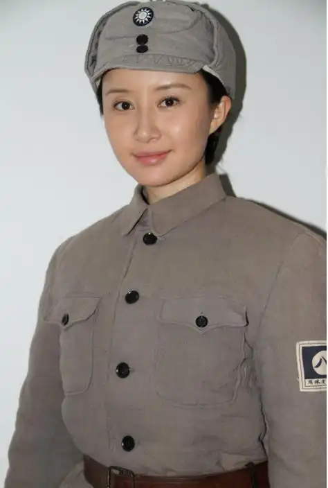 一张真实的八路军女战士照片,她没有浓妆艳抹,只有十三四岁-驼风百科