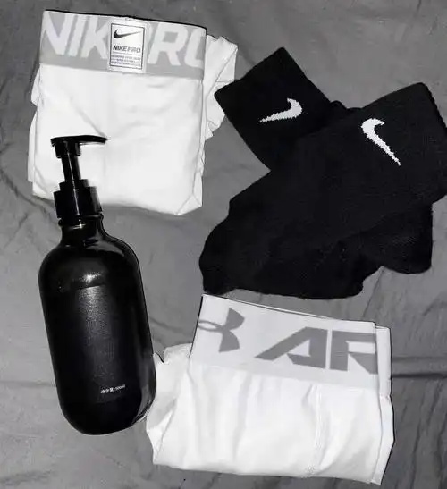 黑色和白色,简直就是男生最爱无论是衣服还是沐浴露还是衬衫,黑白纯色