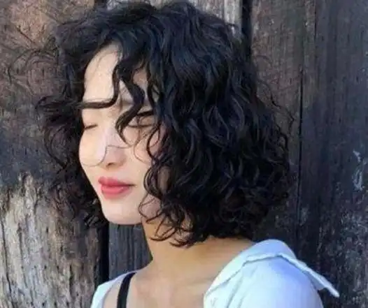 女生短发方便面卷发发型图片