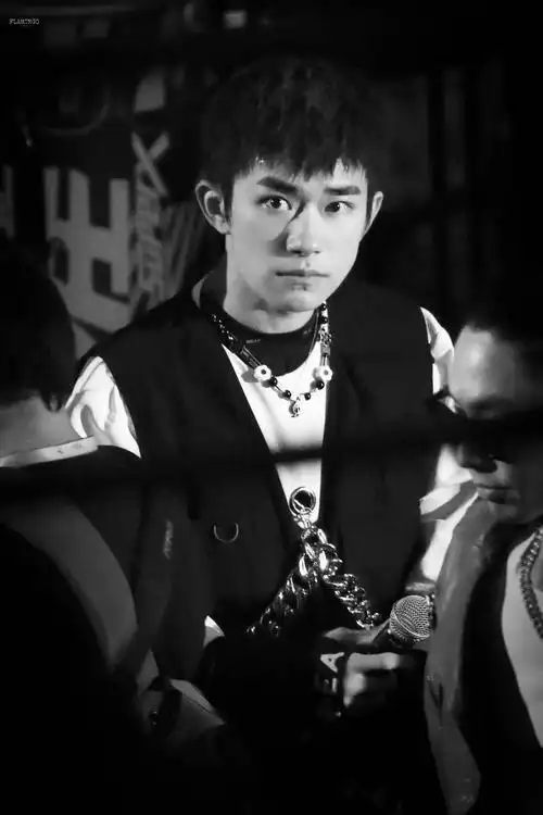 最新易烊千玺朋友圈背景图太可了