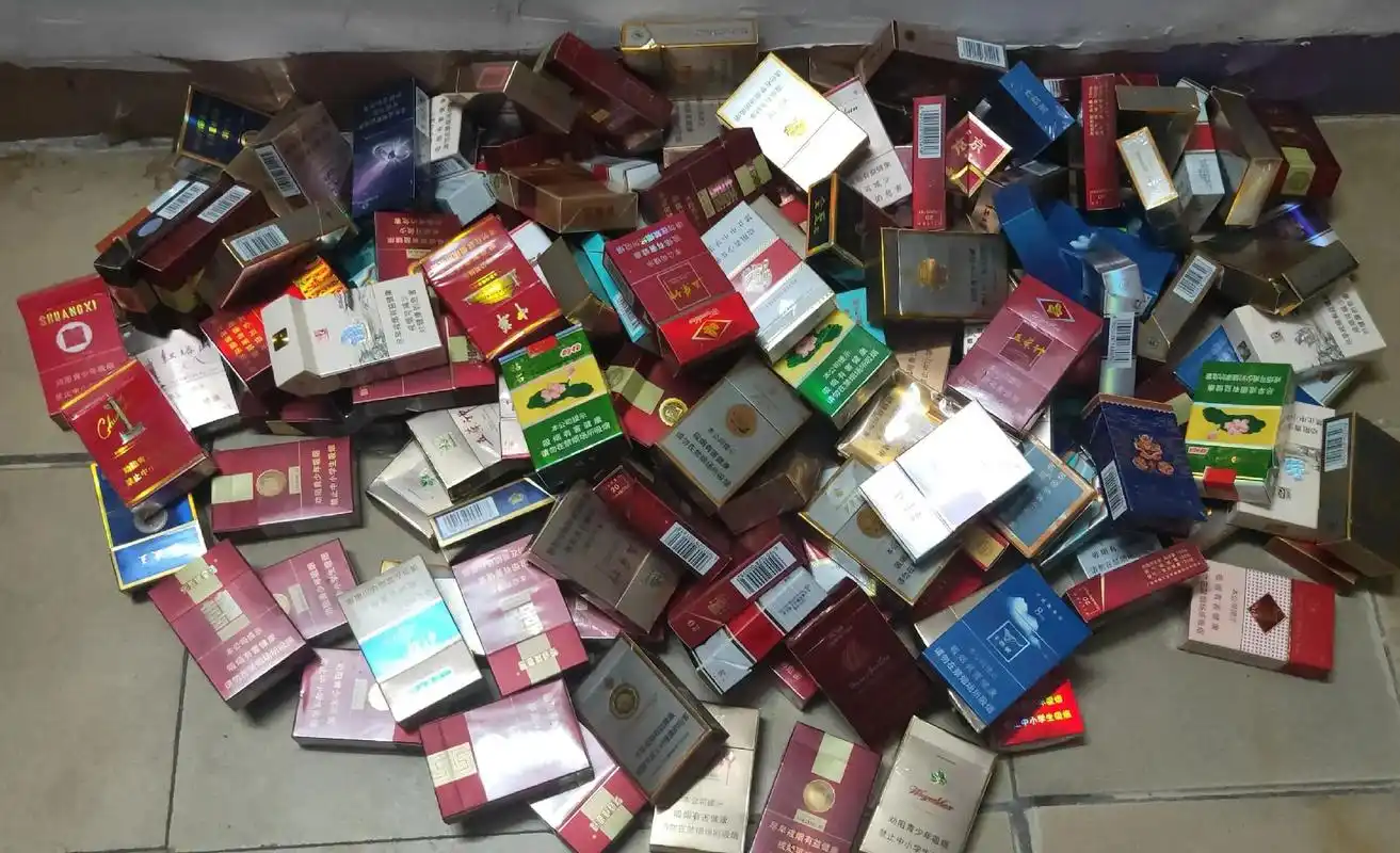 收藏一个月的烟盒才知道我的客人来抽咁多烟#微笑02 搅卫生时 - 抖