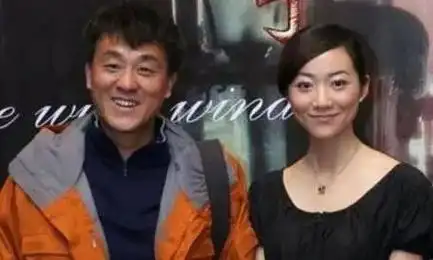 "老戏骨"何冰:一顿饭定终身,娶同桌做老婆,如今过得怎样了?