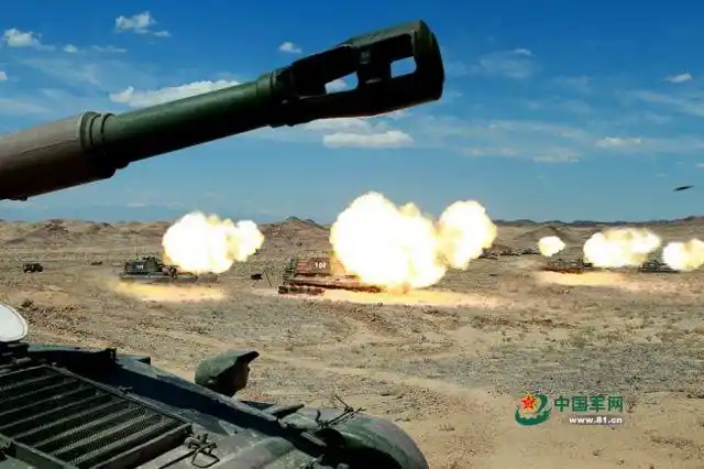 解放军自行火炮酷热开火 工兵铲能煎鸡蛋(组图)