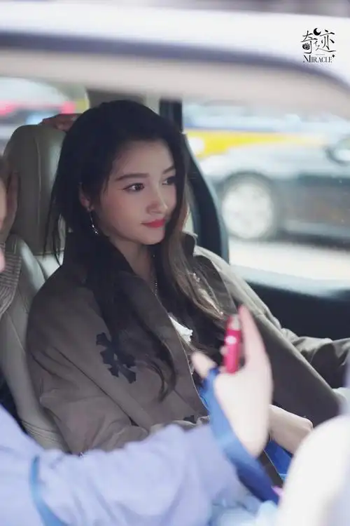 关晓彤录制央视五四晚会路透