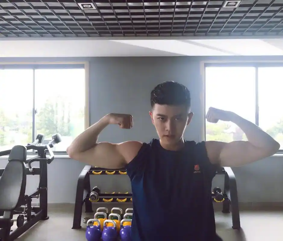 早啊,来跟着任嘉伦教练一起健身吧