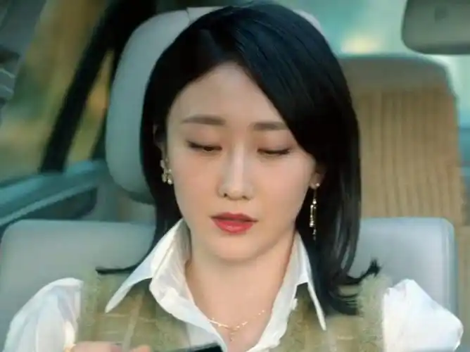 后来白小莲下令害死了邓耀先,差点杀死罗欣然,而后来鲁