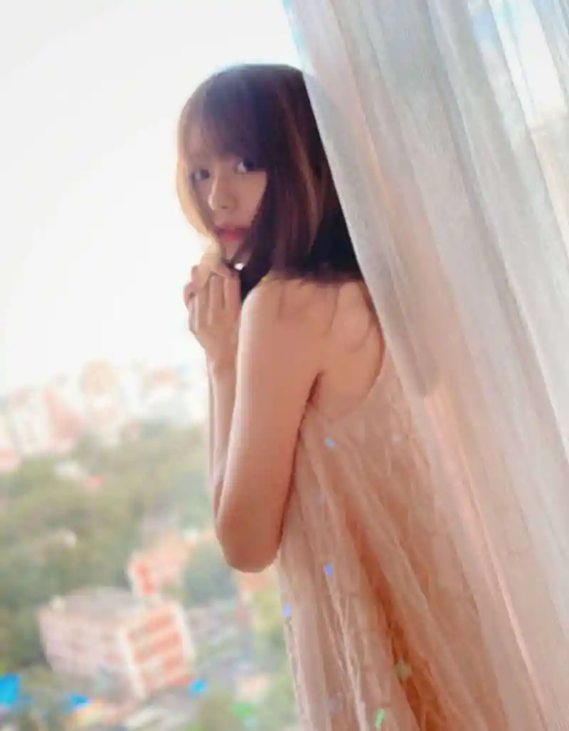 nba最美女主播小七晒睡衣照,身材纤细,肤白貌美,少女感十足!