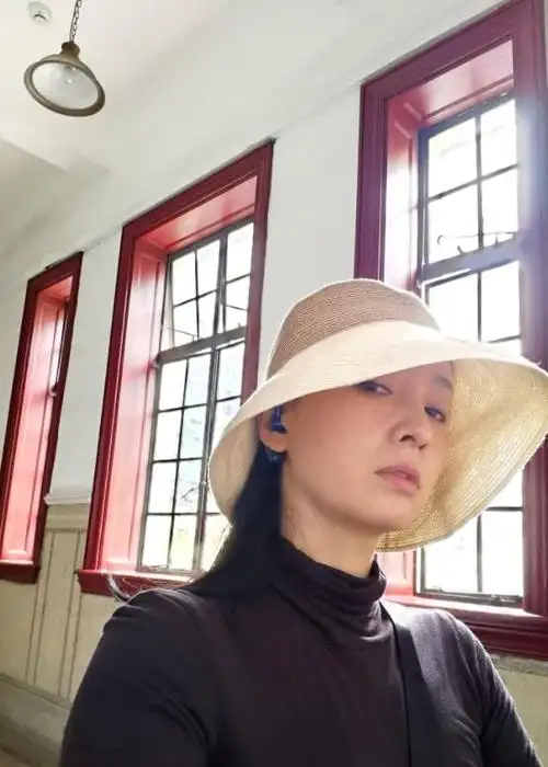 49岁小陶虹罕见晒自拍素颜出镜皮肤白皙透亮站窗边眼神忧郁