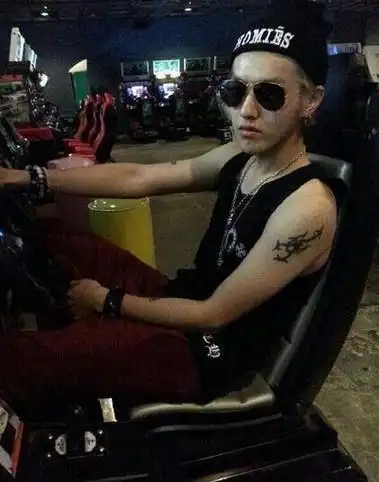 男明星吴亦凡手臂蝎子纹身图案