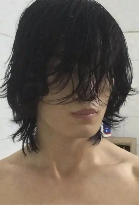 男生长头发有刘海发型图片自然梳理下来的长头发,炫出男生的威风时尚
