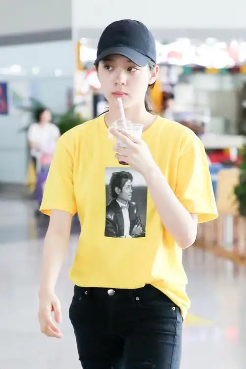 "小黄鸭"可爱现身!欧阳娜娜黄t配长裤,小青春气息真的来咯