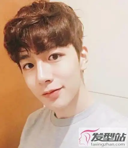 适合年轻男生的短卷发 蓬松有型脸瘦一圈超显嫩_发型站_最新流行发型