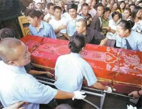 实拍高秀敏葬礼全过程:春晚"铁三角"重聚