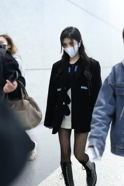 鞠婧祎机场饭拍