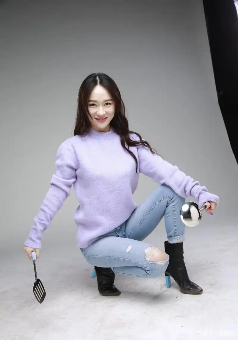 霍思燕牛仔裤搭配浅红上衣和白色紧身裙打扮棚拍定妆照,什么水平