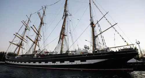 俄罗斯三桅帆船谢多夫和克鲁森施滕离开加里宁格勒去环游世界