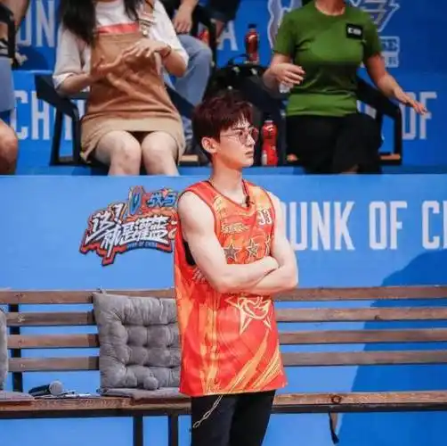 原创白敬亭的好心喂了狗在节目上送给学员的偶像球鞋却被对方挂闲鱼