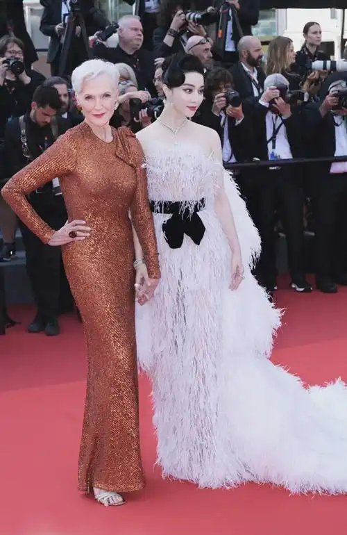 范冰冰与马斯克母亲牵手亮相戛纳电影节感情近似母女引争议