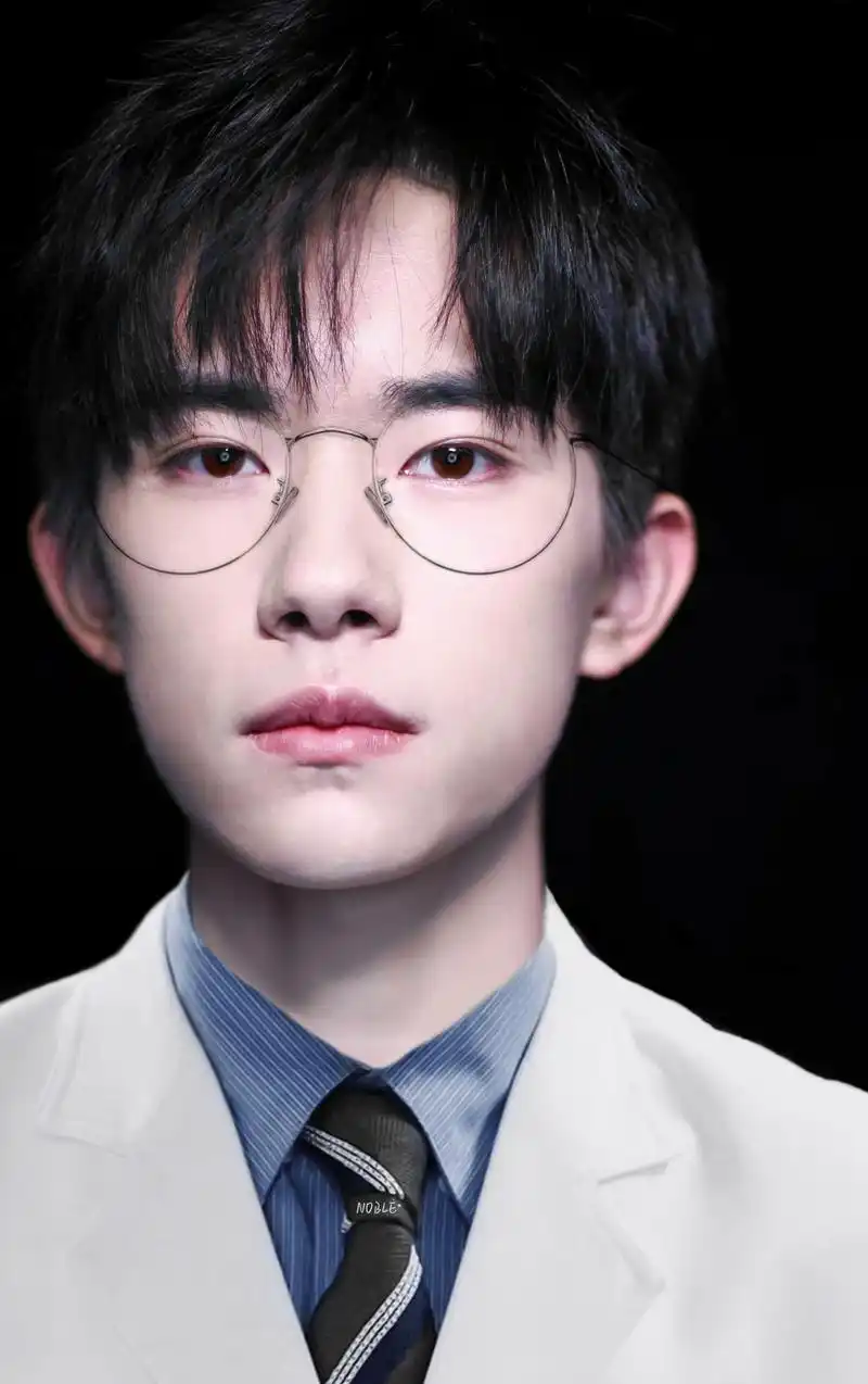 易烊千玺眼镜照,眼镜控的看过来,你们觉得哪款眼镜更适合大佬?