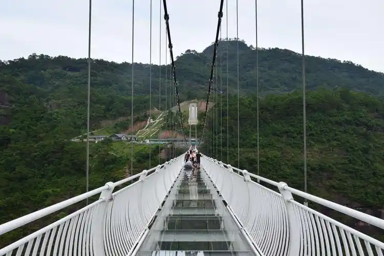 容县都峤山玻璃桥