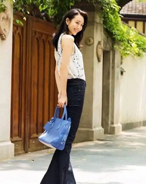 "大扫帚"喇叭牛仔裤搭配蓝白上衣,王鸥展现出真正的优雅!